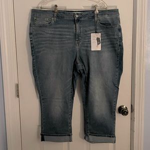 Signature by Levi’s Mid Rise Capri Size 24